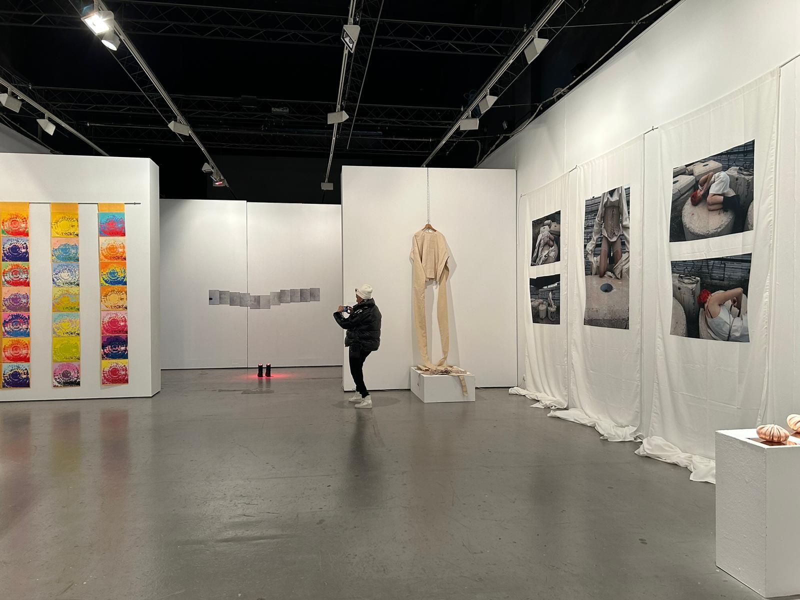 Algunas de las piezas que pueden verse en 'Alma Mater', exposición del grupo de Materia.