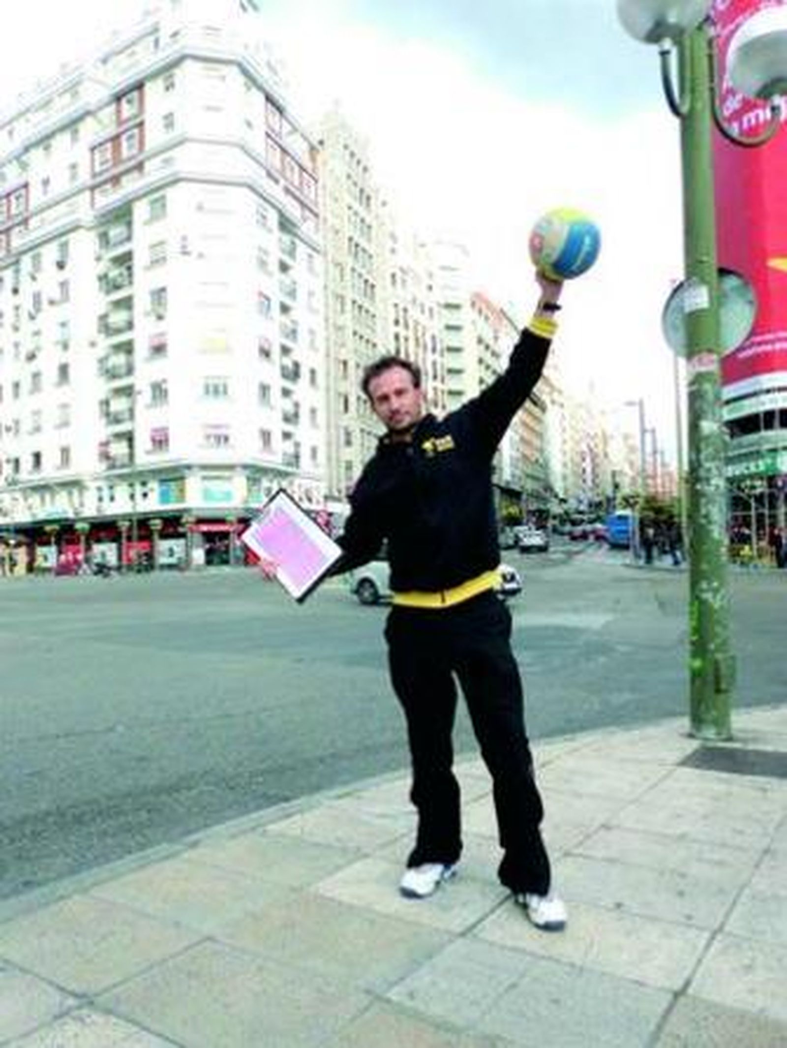 José Rodríguez, en la Plaza de España y con la Gran Vía al fondo.