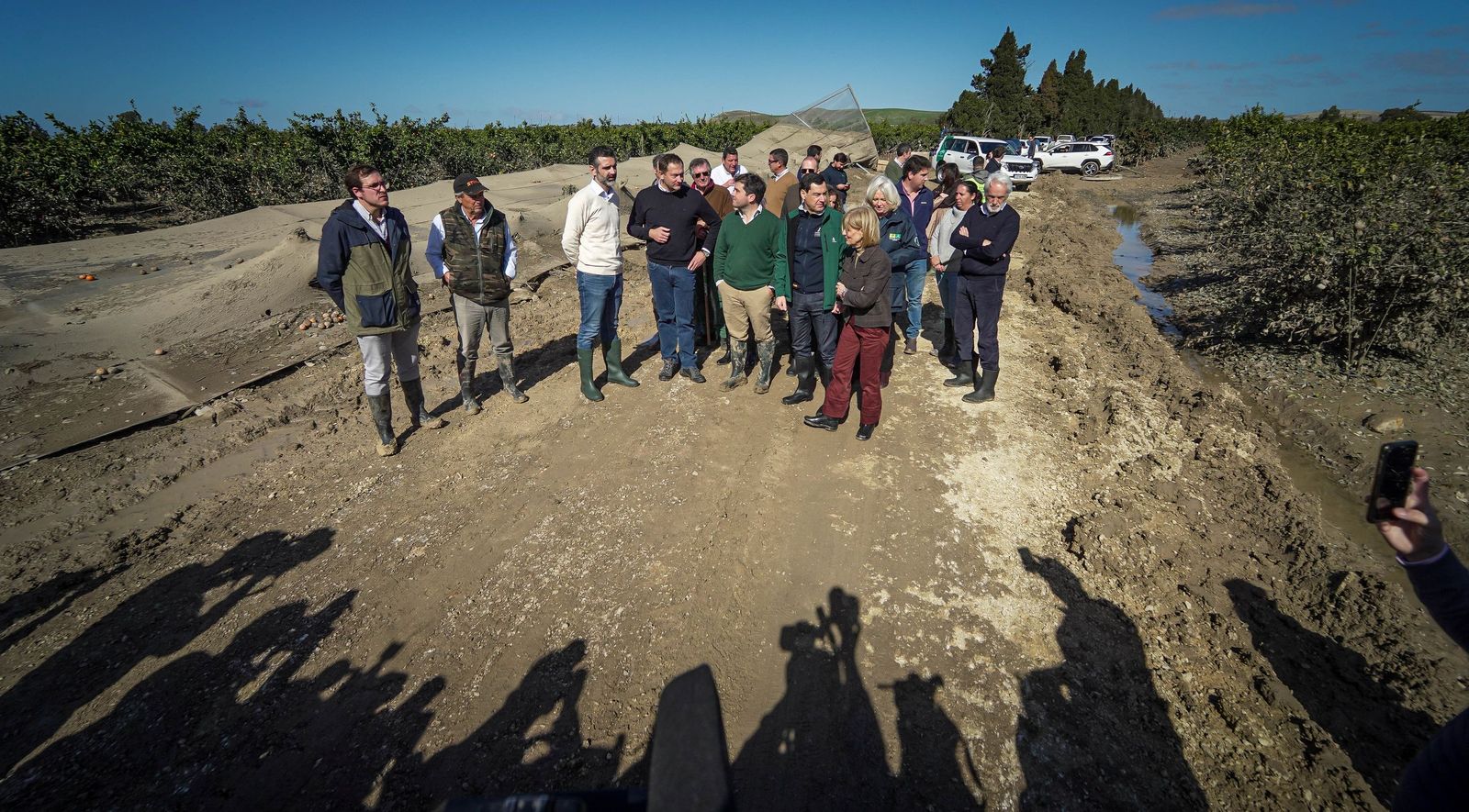 Imágenes de la visita de Juanma Moreno y el comisario europeo de Agricultura a los campos afectados por el temporal en Jerez