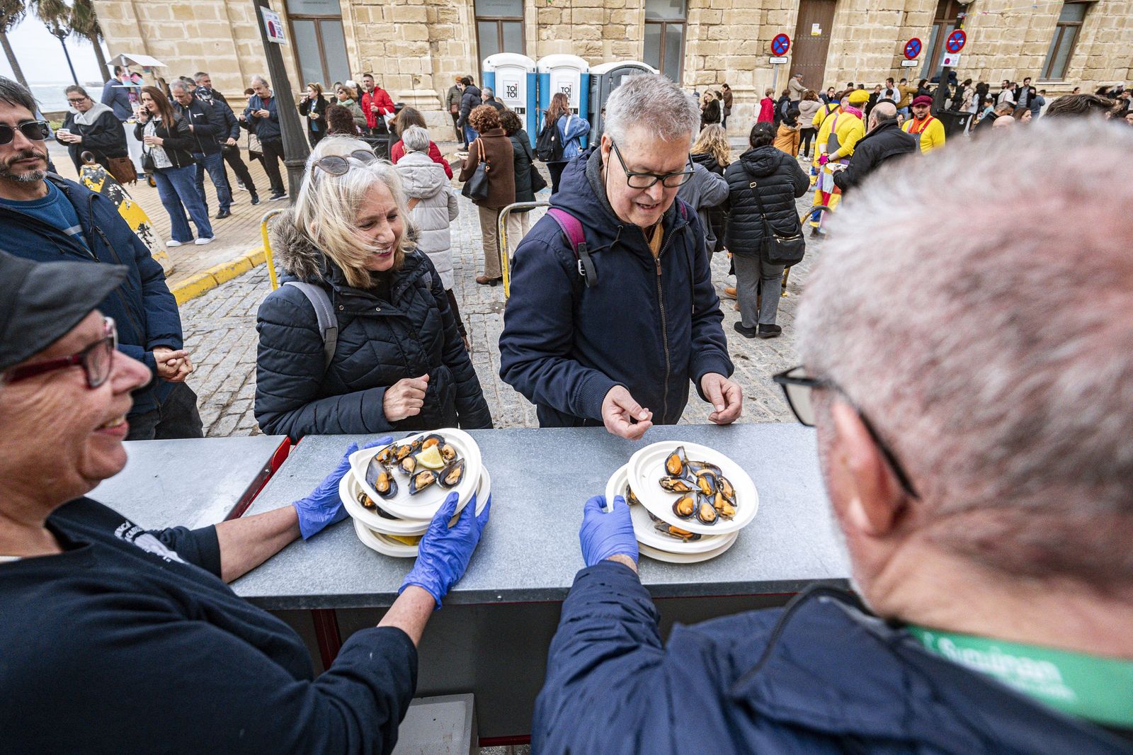 Las imágenes de la mejillonada popular en Cádiz 2026