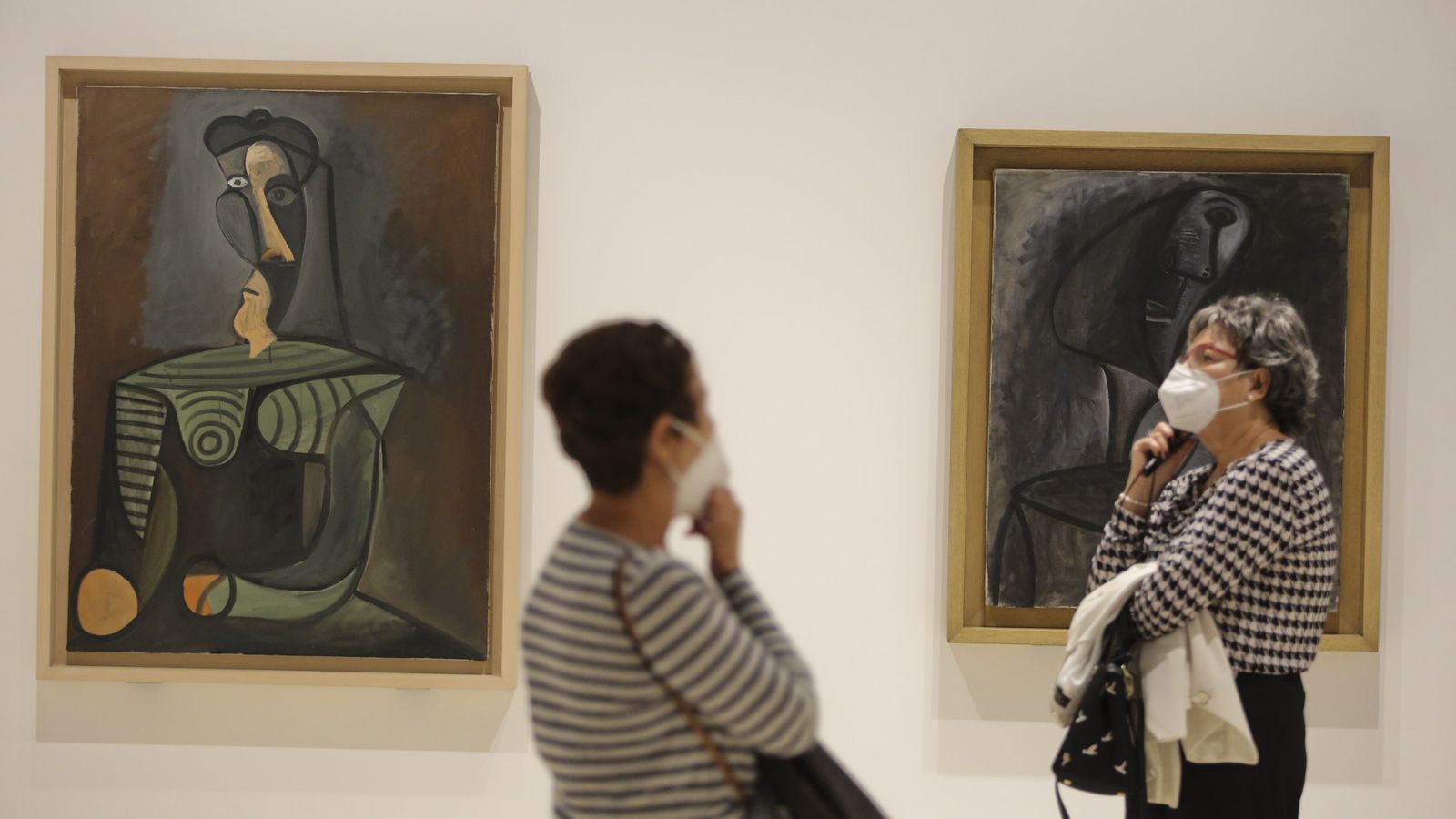 Audioguías ante dos retratos 'picassianos'.