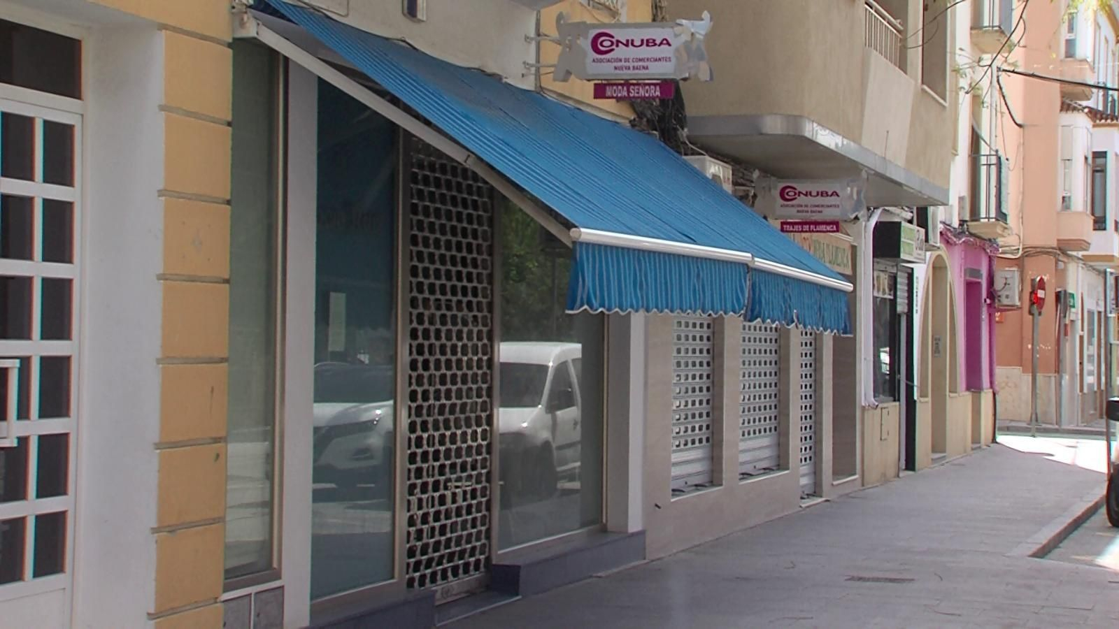 Comercios cerrados en una calle de Baena.
