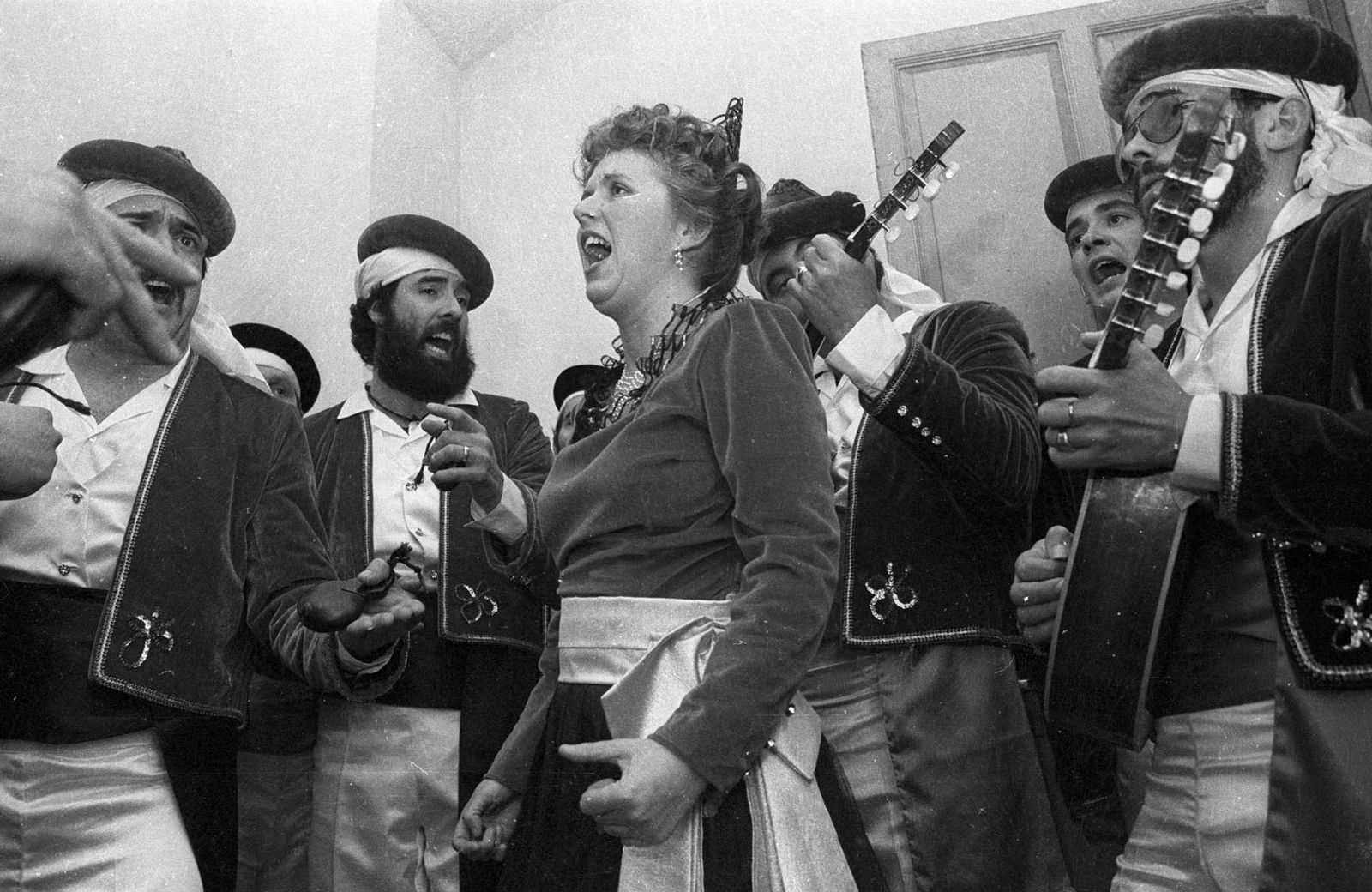 Adela del Moral calentando voces en 1984 con su coro 'Olé gaditano'.