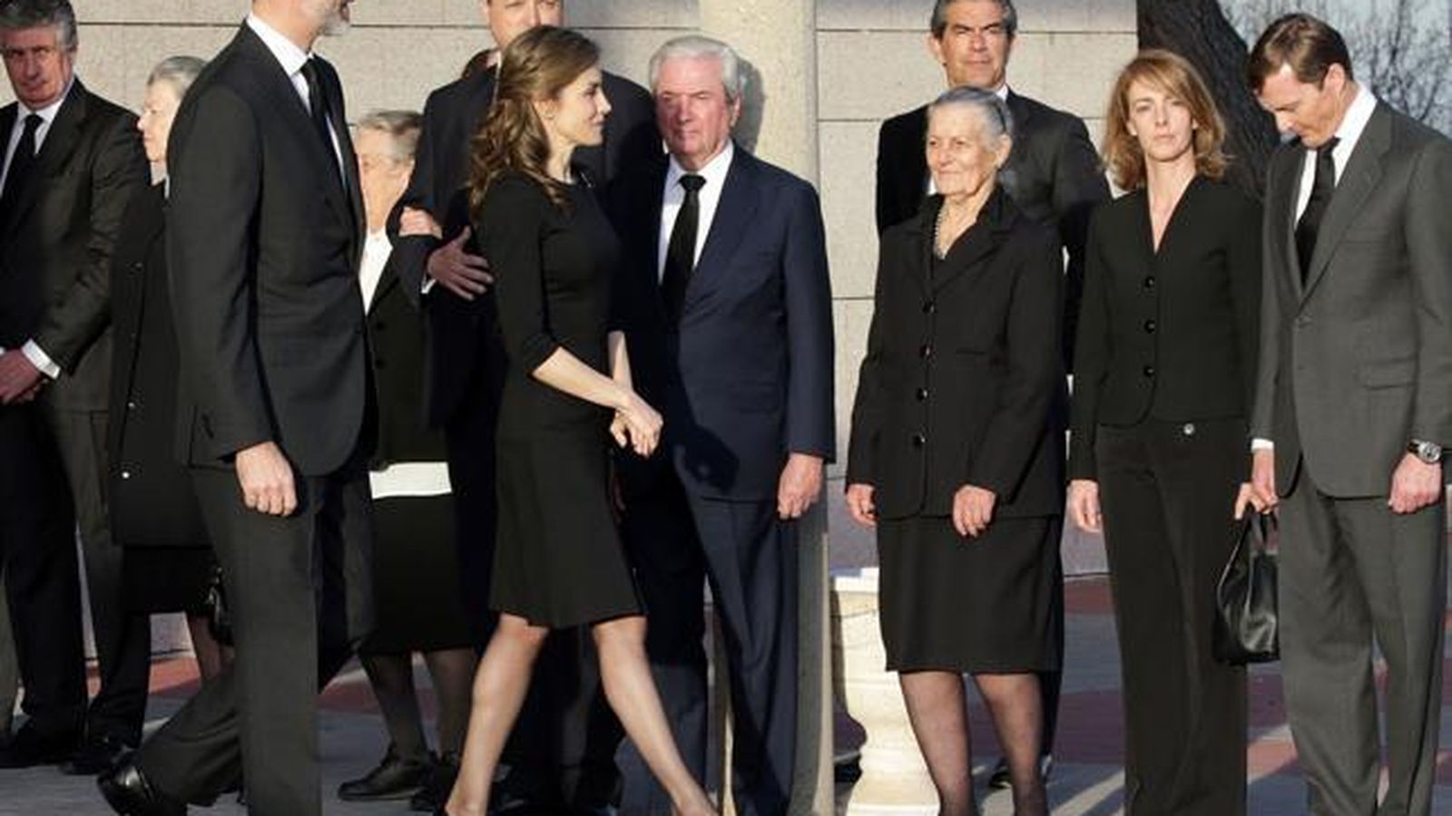 Los Reyes, con los duques de Calabria, en el funeral de l infanta Alicia de Borbón-Parma, tía de don Juan Carlos.