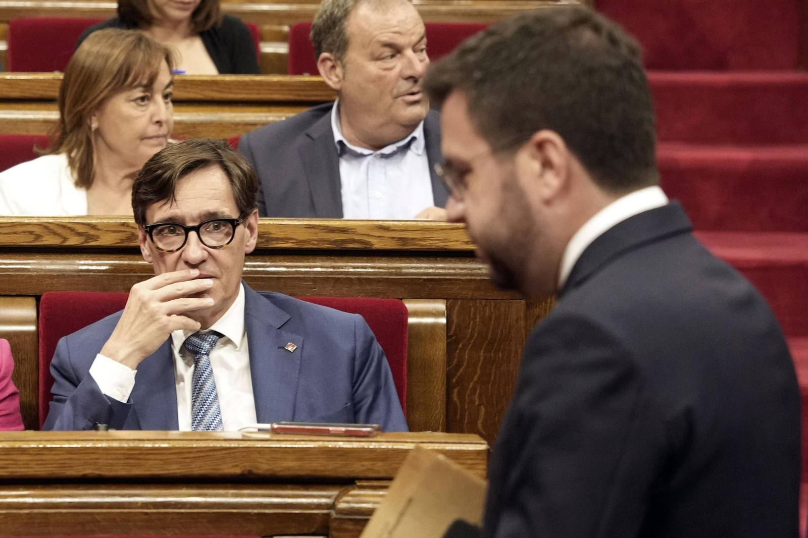 Pere Aragonès pasa junto a Salvador Illa en el Parlament Pere Aragonès pasa junto a Salvador Illa en el Parlament