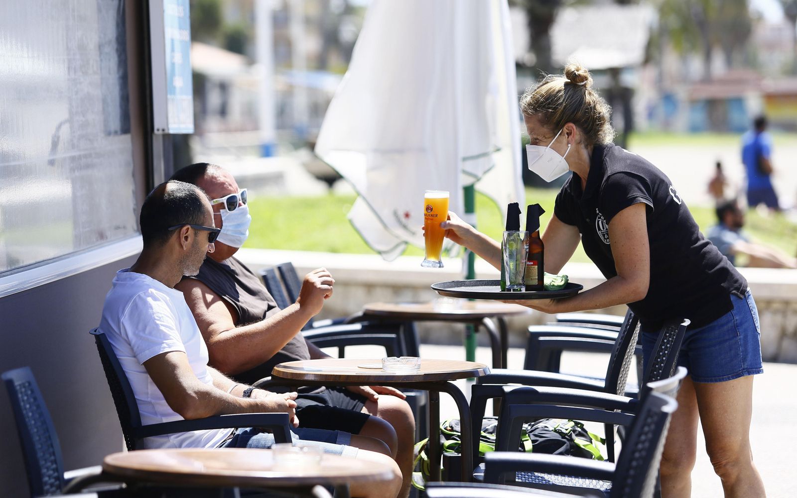 Primer domingo sin restricciones en la playa de Pedregalejo