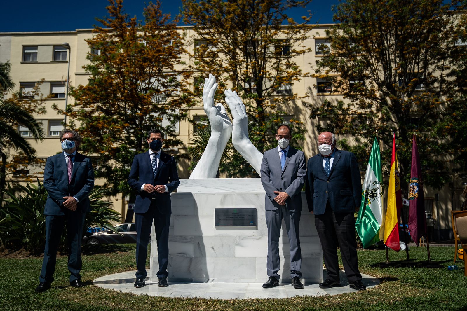 Penúltima escultura homenaje a los trabajadores de la sanidad en Cádiz.