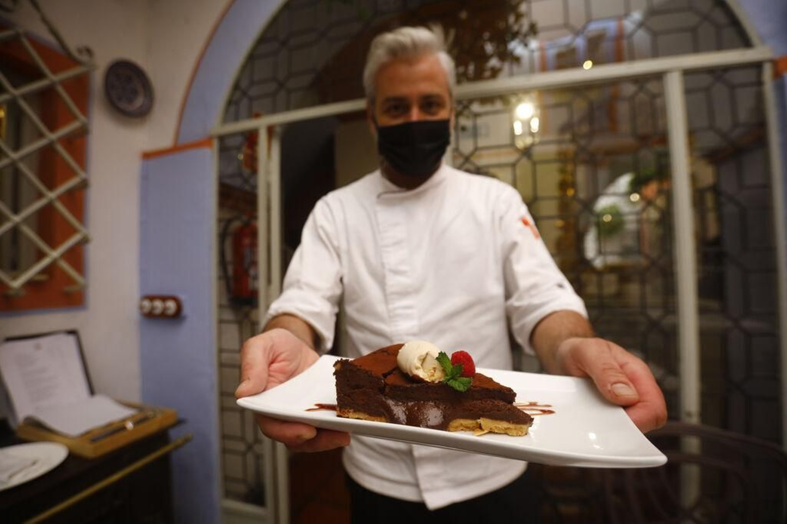 Tarta de chocolate cremosa, praliné y helado de avellana