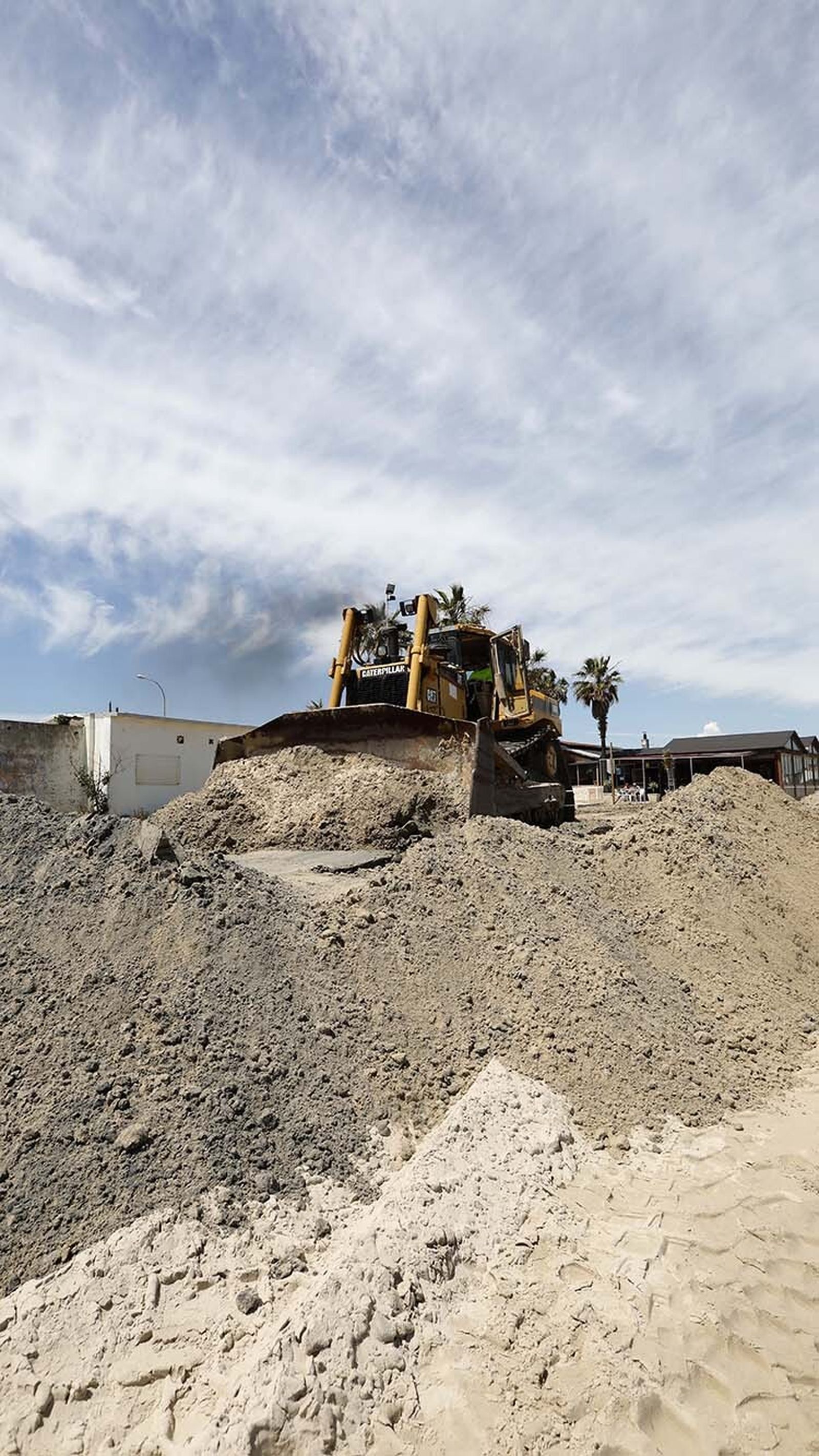 Las fotos del trasvase de arena en la playa de El Rinconcillo