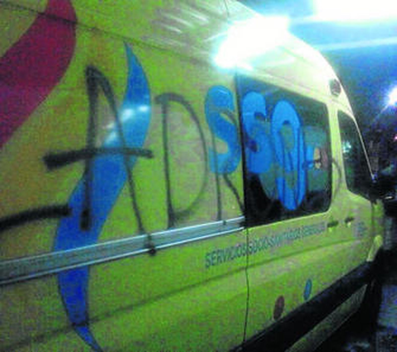 Una de las ambulancias que sufrió sabotaje en Sanlúcar.