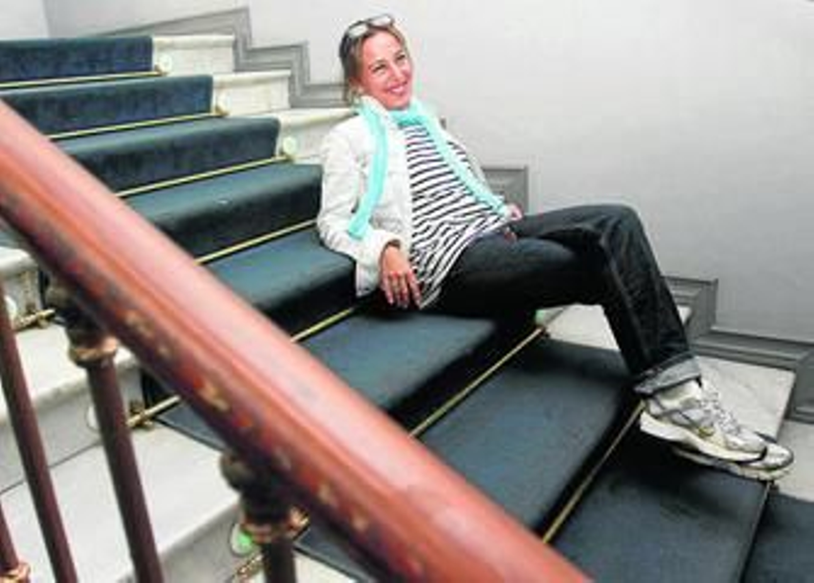 La actriz y cantante posaba ayer para los medios de comunicación desde las escaleras del Teatro Cervantes.