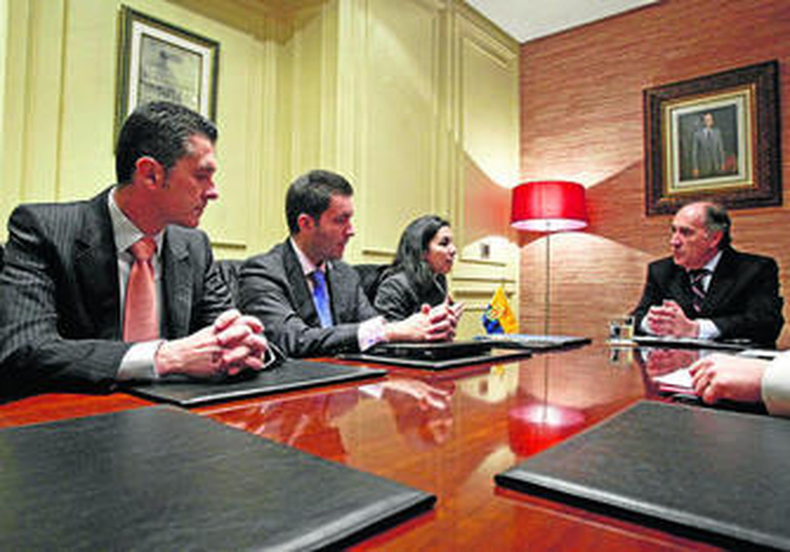Los responsables de Telefónica, ayer durante su encuentro con José Ignacio Landaluce.
