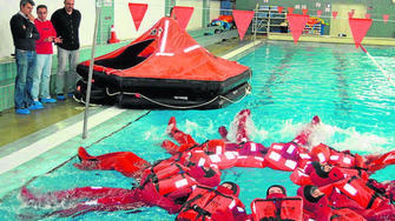 Prácticas de superviviencia marítima en la piscina de La Magdalena.