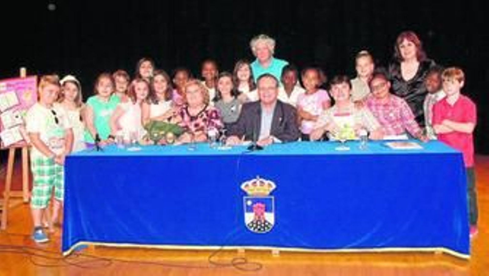 El concejal José Galdeano con Manuel Cruz y la escritora Ana María Romero Yebra y los alumnos del Juan de Orea que leyeron poemas. El concejal José Galdeano con Manuel Cruz y la escritora Ana María Romero Yebra y los alumnos del Juan de Orea que leyeron poemas.
