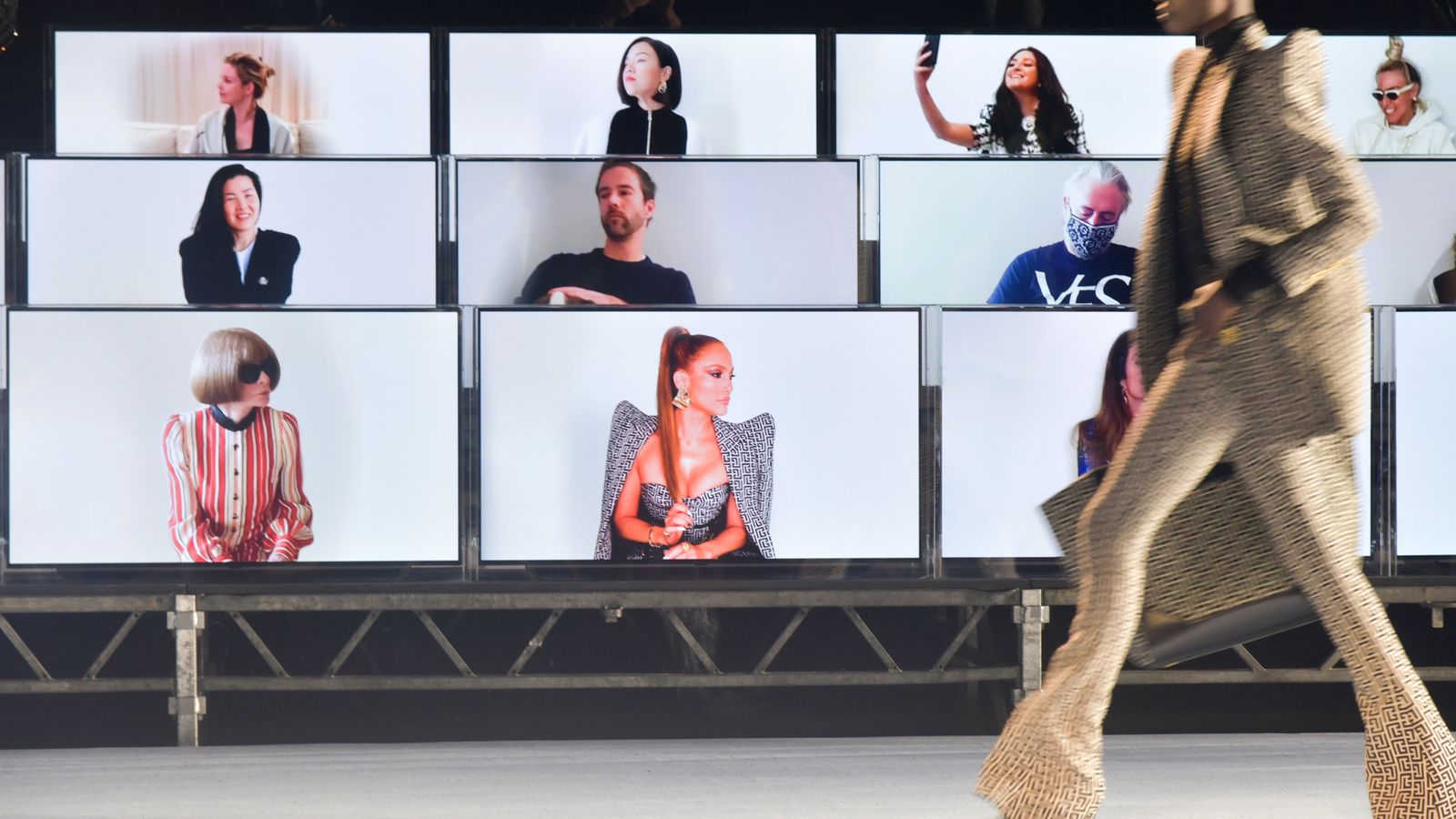 Famosos como Anne Wintour y Jennifer López, a través de las pantallas, estuvieron presentes en primera fila.