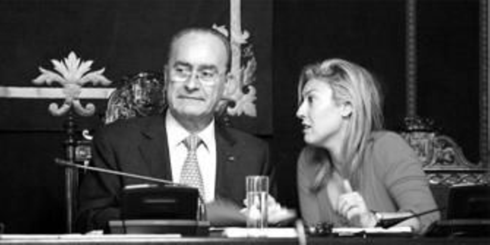 Carolina España, concejal de Economía y Hacienda, ayer, junto al alcalde, Francisco de la Torre.