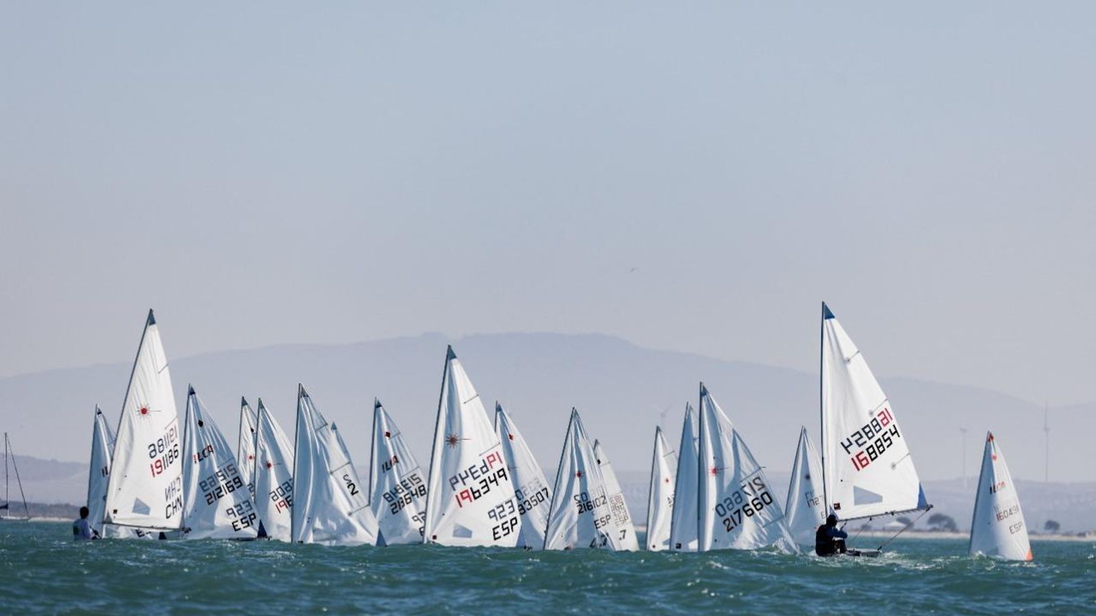 Una gran cantidad de participantes en la clase ILCA.