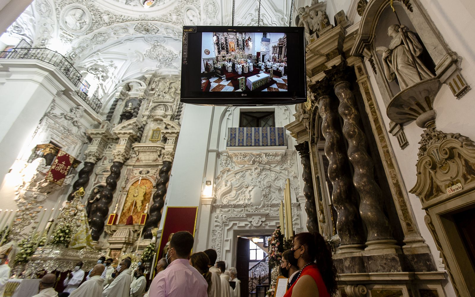Imágenes de la celebración del día de la Virgen del Rosario en la iglesia de Santo Domingo
