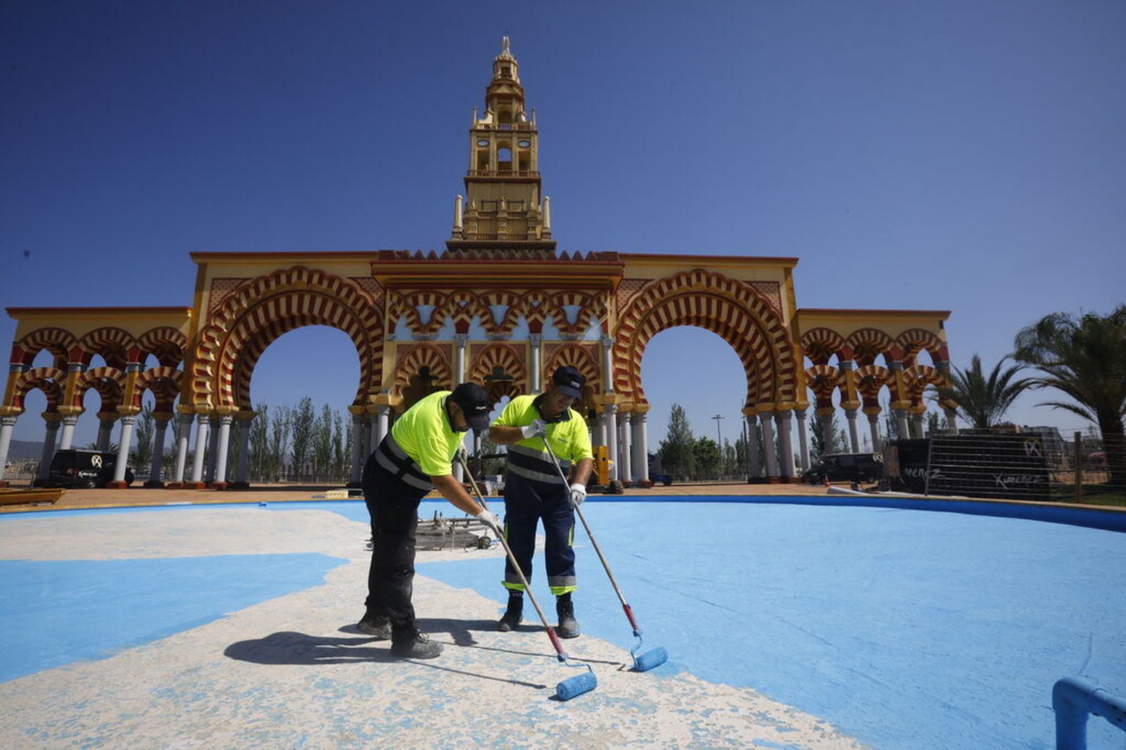 Operarios municipales pintan una fuente en El Arenal.