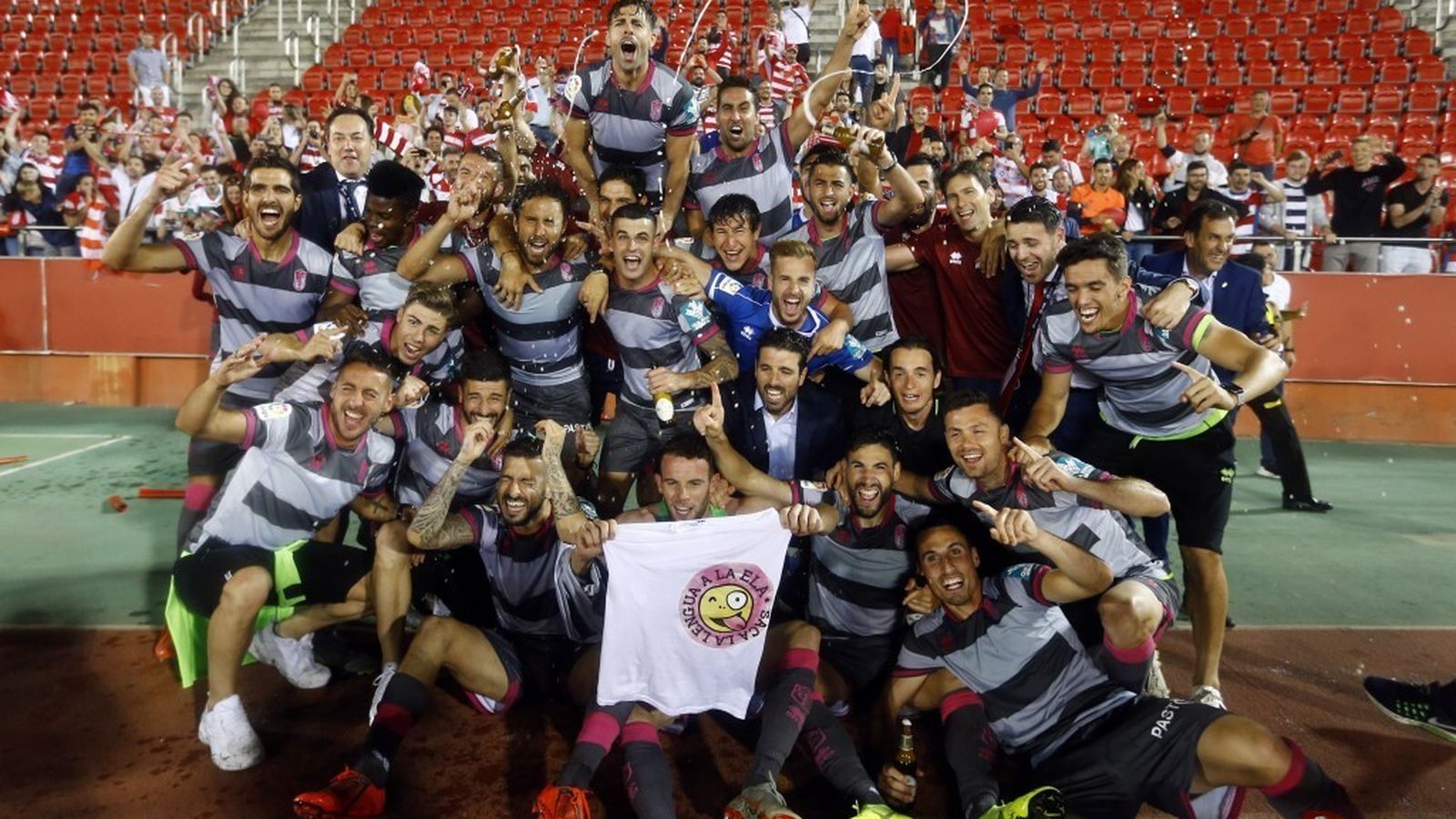 La plantilla rojiblanca celebra el ascenso por todo lo alto.