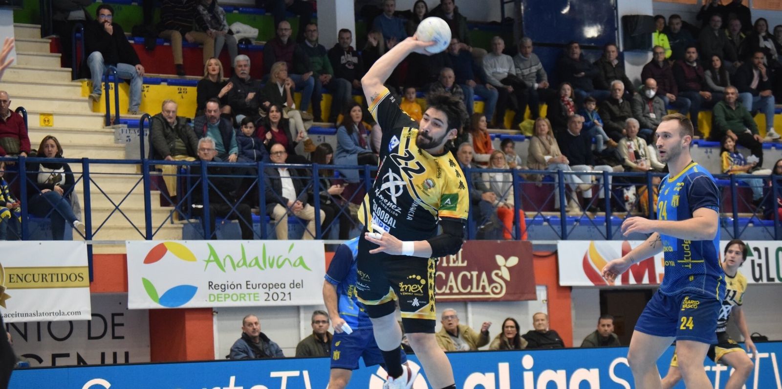 Javi García lanza desde los seis metros en el último partido del Ángel Ximénez en su pista.