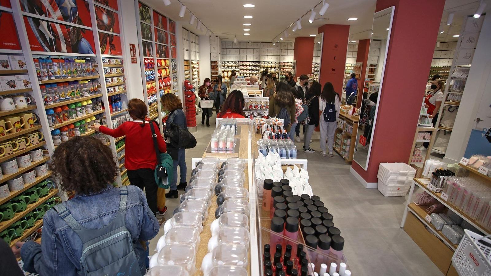 Primeros clientes en el interior de la tienda de la calle Columela.