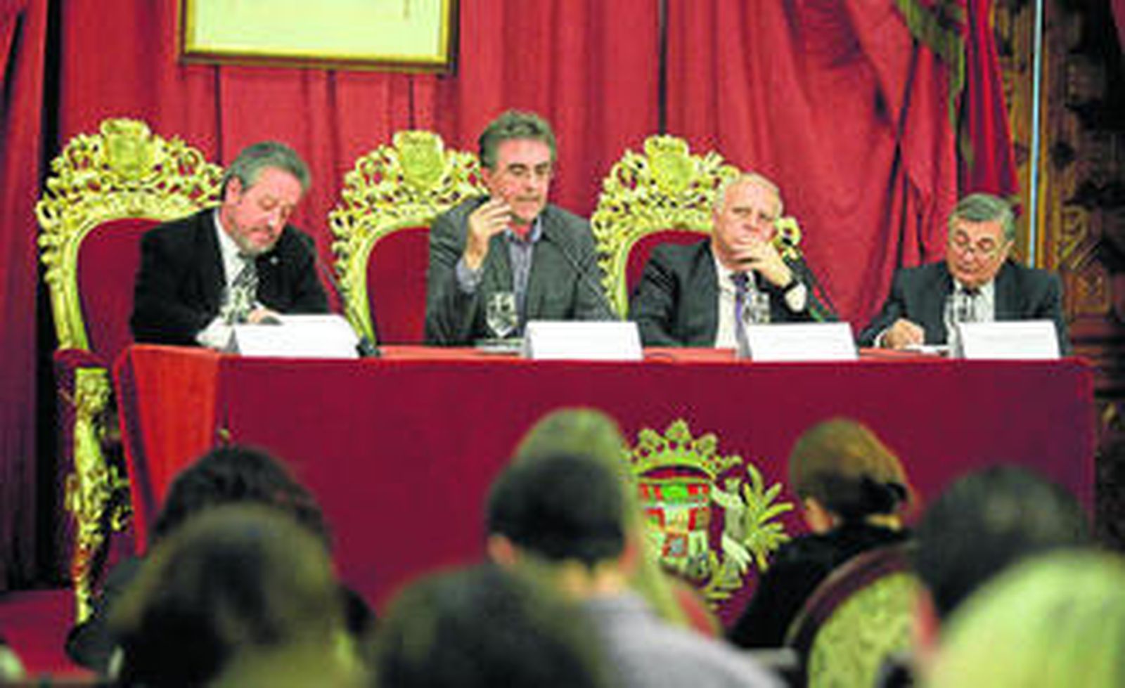 Alberto Ramos Santana, Tomás Pérez Vejo y Germán Mejía Pavony, en la mesa redonda celebrada ayer.