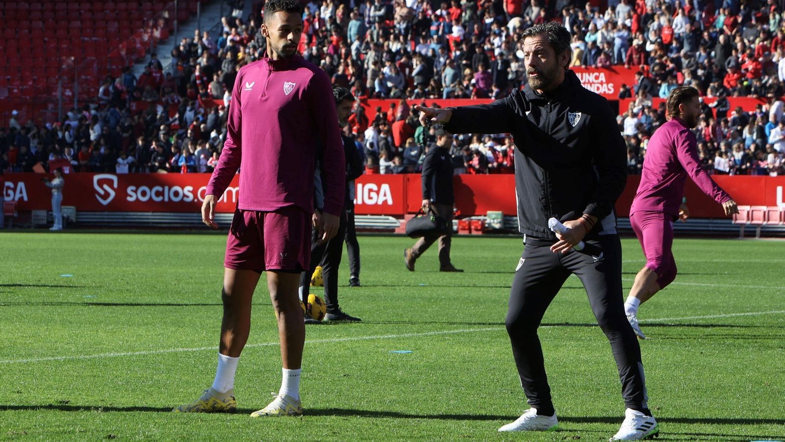 Quique Flores hace indicaciones ante Sow en el entrenamiento con público en Nervión.
