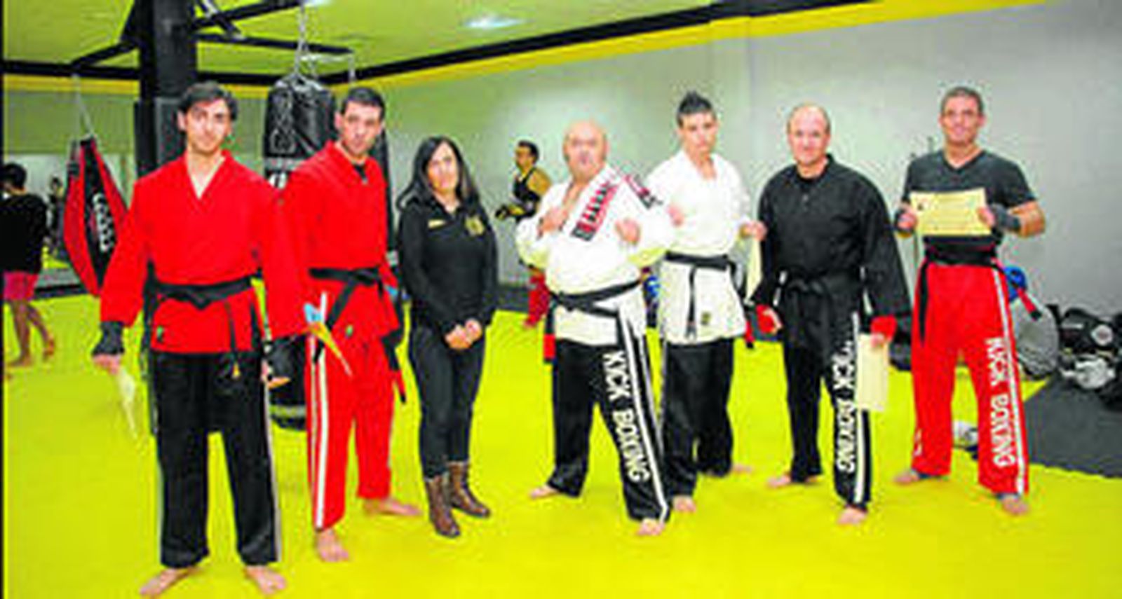Los recientemente nombrados cinturones negros, junto a Antonio Álvarez, en el centro, y Mari Carmen Moreno.