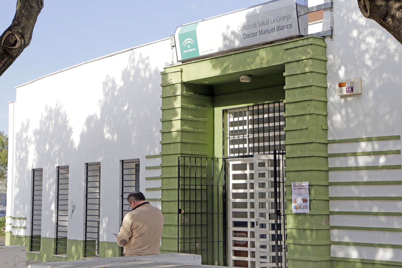 Entrada, este viernes, al centro de salud de La Granja, uno de los que ha mantenido consultas de Pediatría por la tarde.