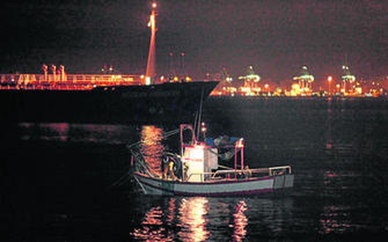 Un barco faena junto al Peñón en una imagen de archivo.