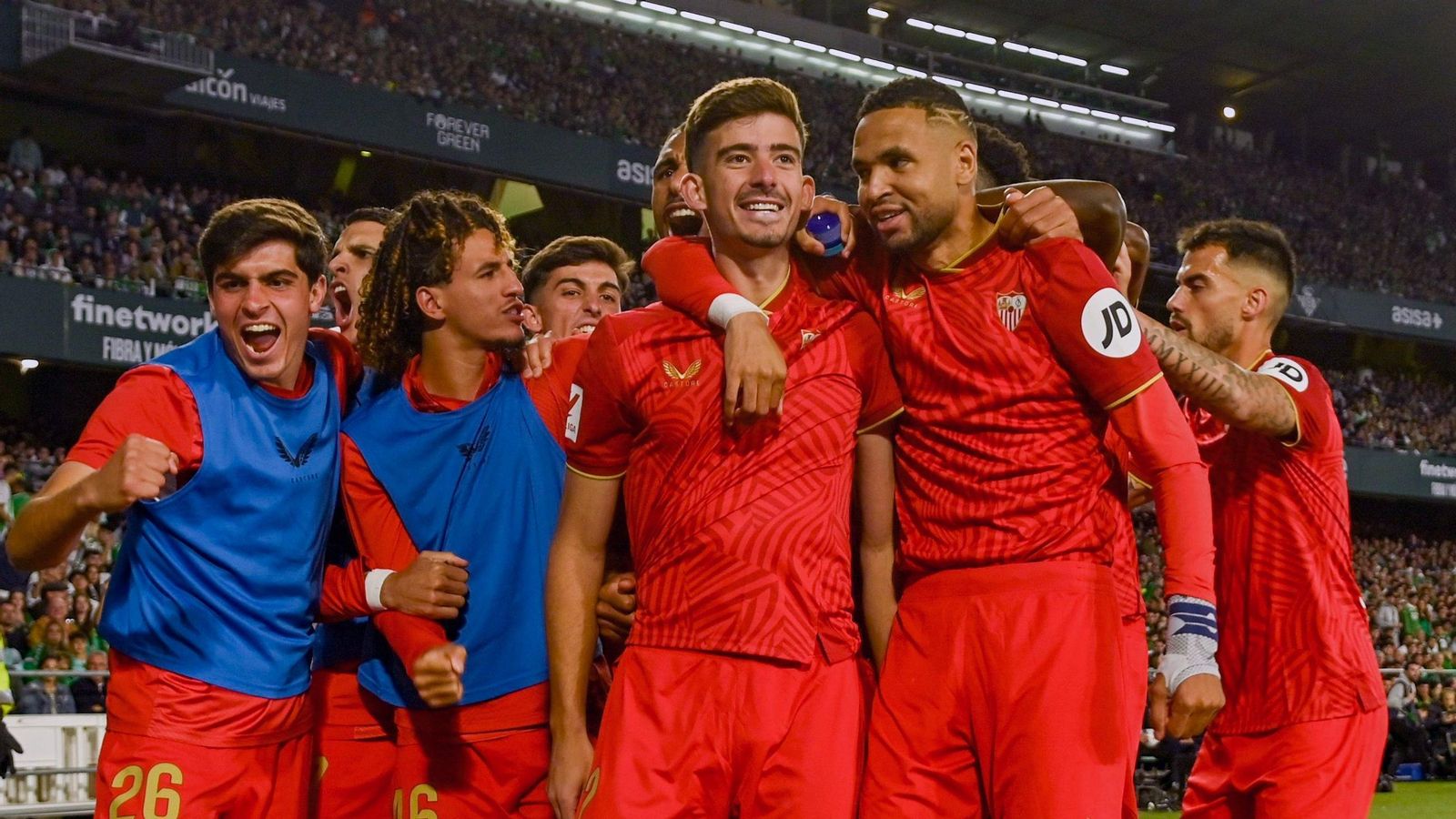 Kike Salas celebra su gol ante el Betis en el derbi de la 2023-24.