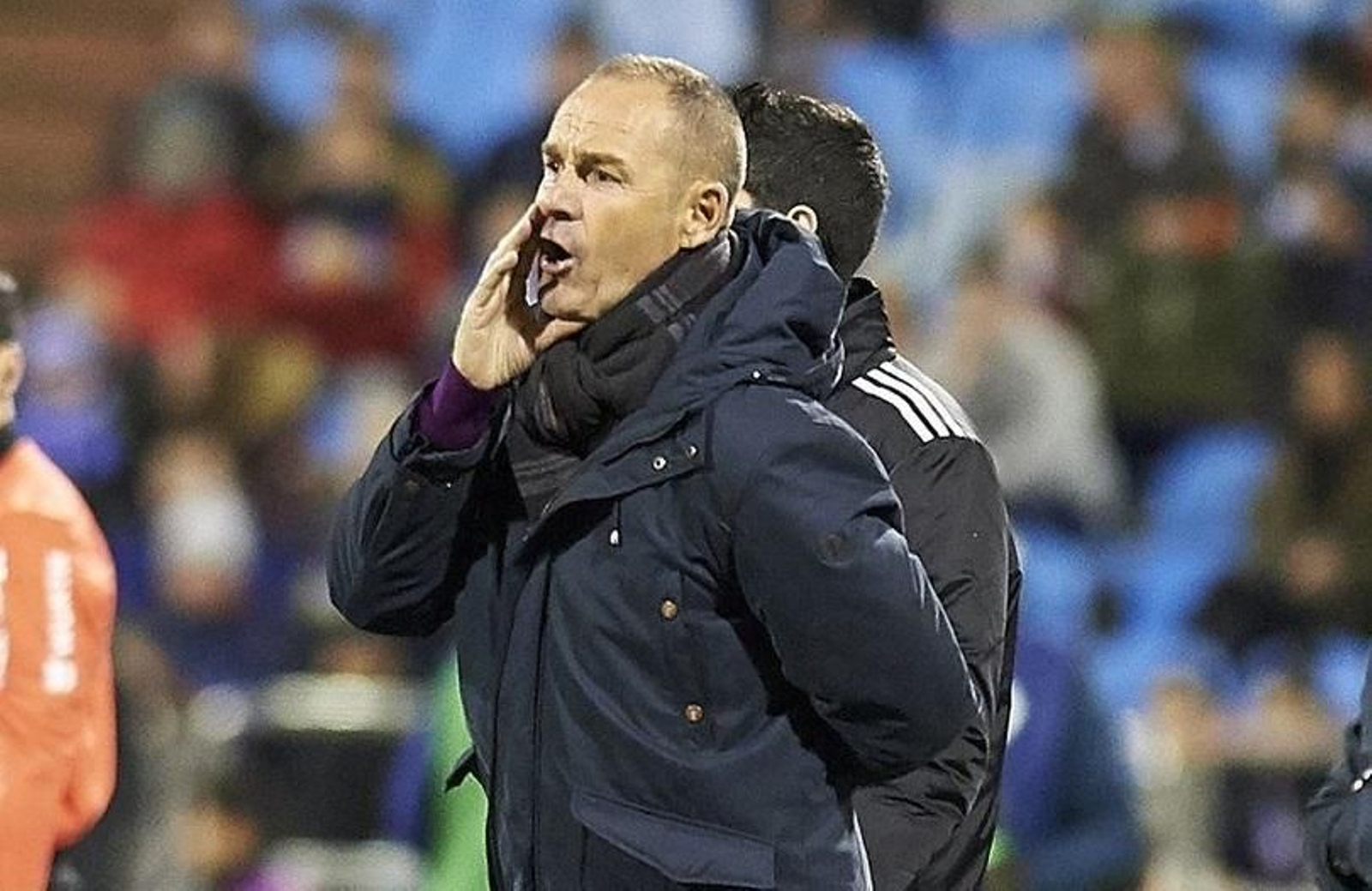 El preparador del Zaragoza se dirige a sus pupilos desde la zona de banquillos.