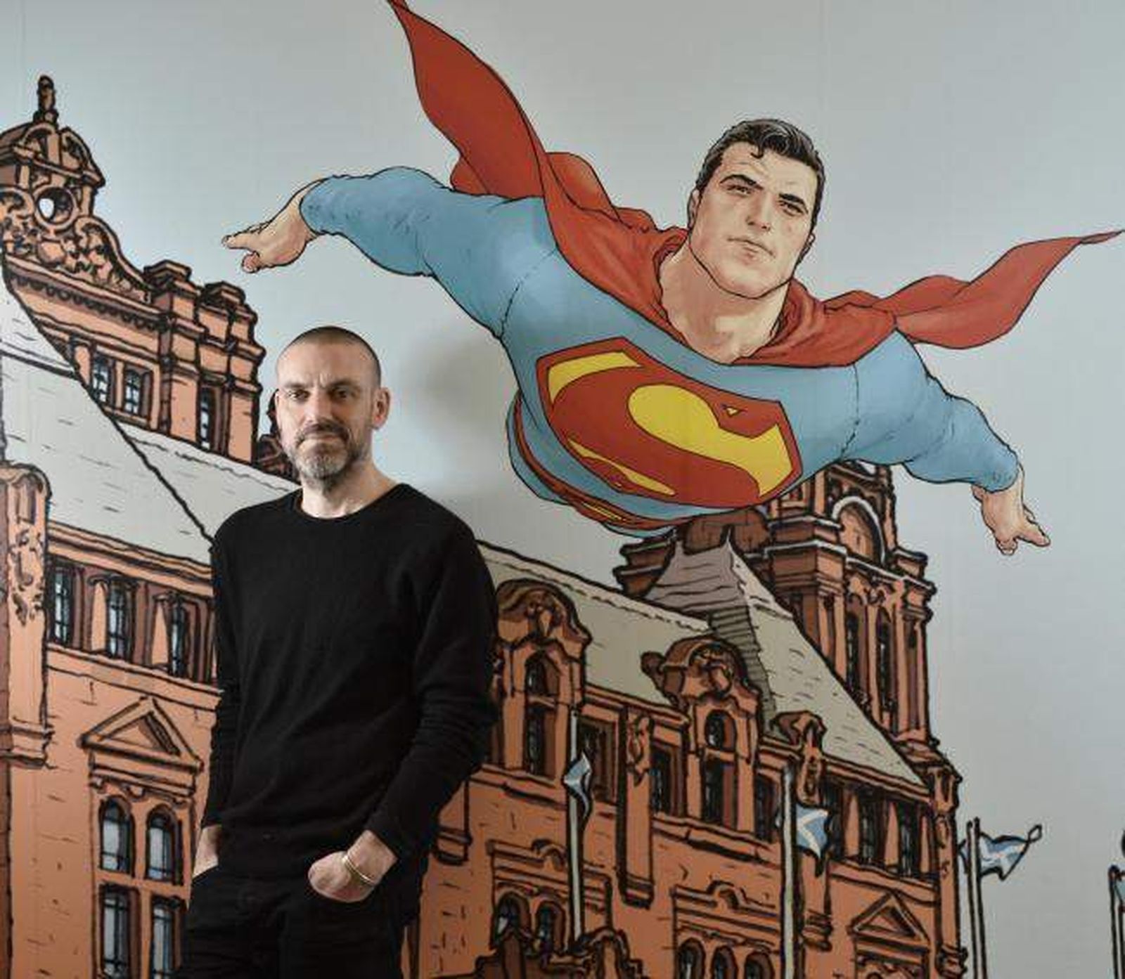 El dibujante escocés Frank Quitely delante Superman