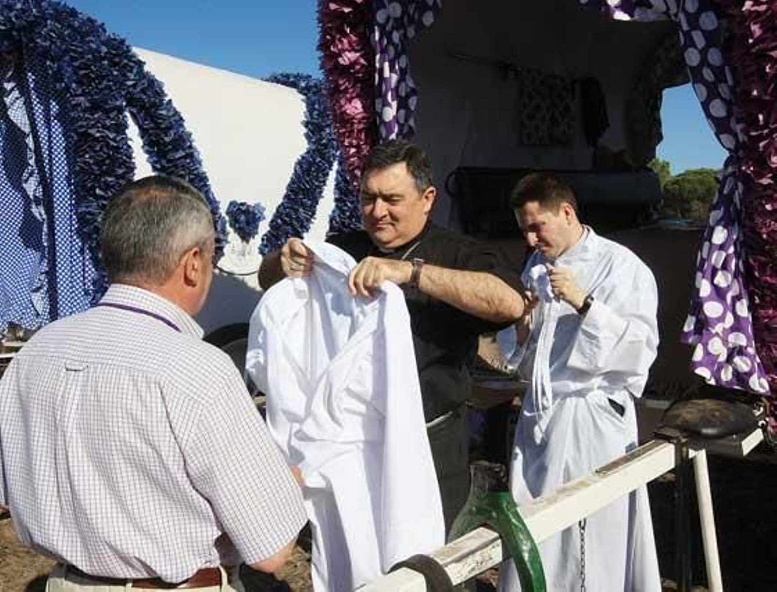 José Mazuelos ofreció ayer la misa a los rocieros jerezanos en Doñana.

Foto: Juan Carlos Toro