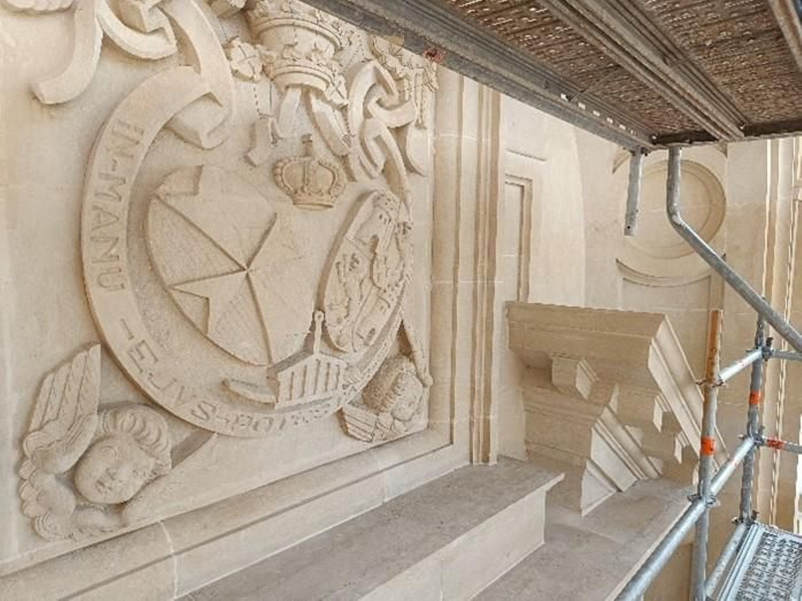 El escudo de la hermandad en la fachada de la Basílica