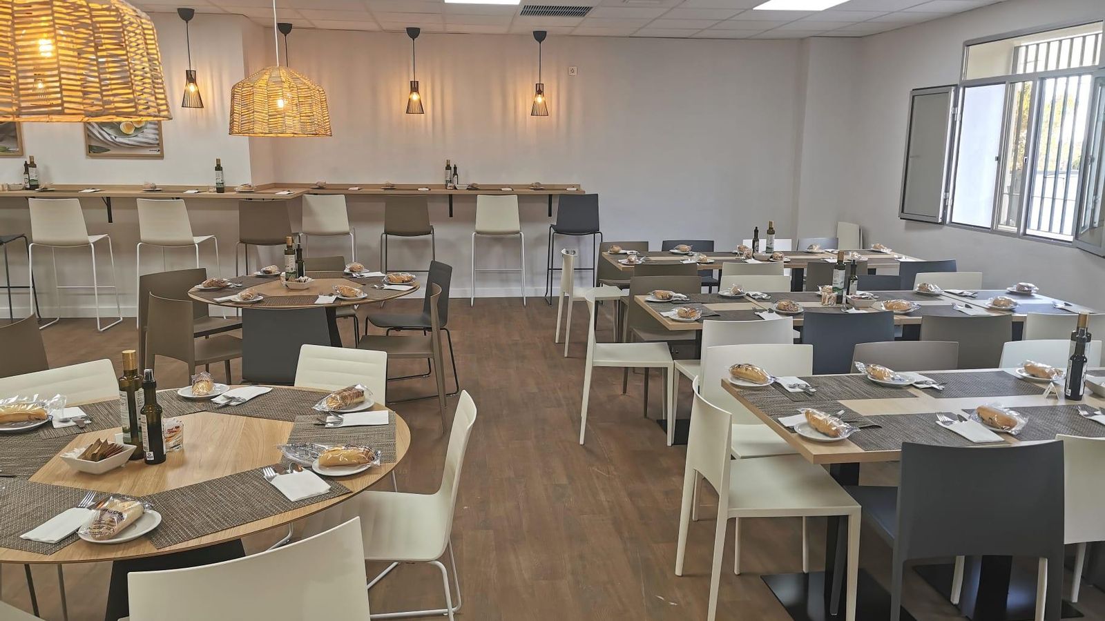 Renovado salón donde darán servicio de cafetería y restaurante para los profesionales del hospital.