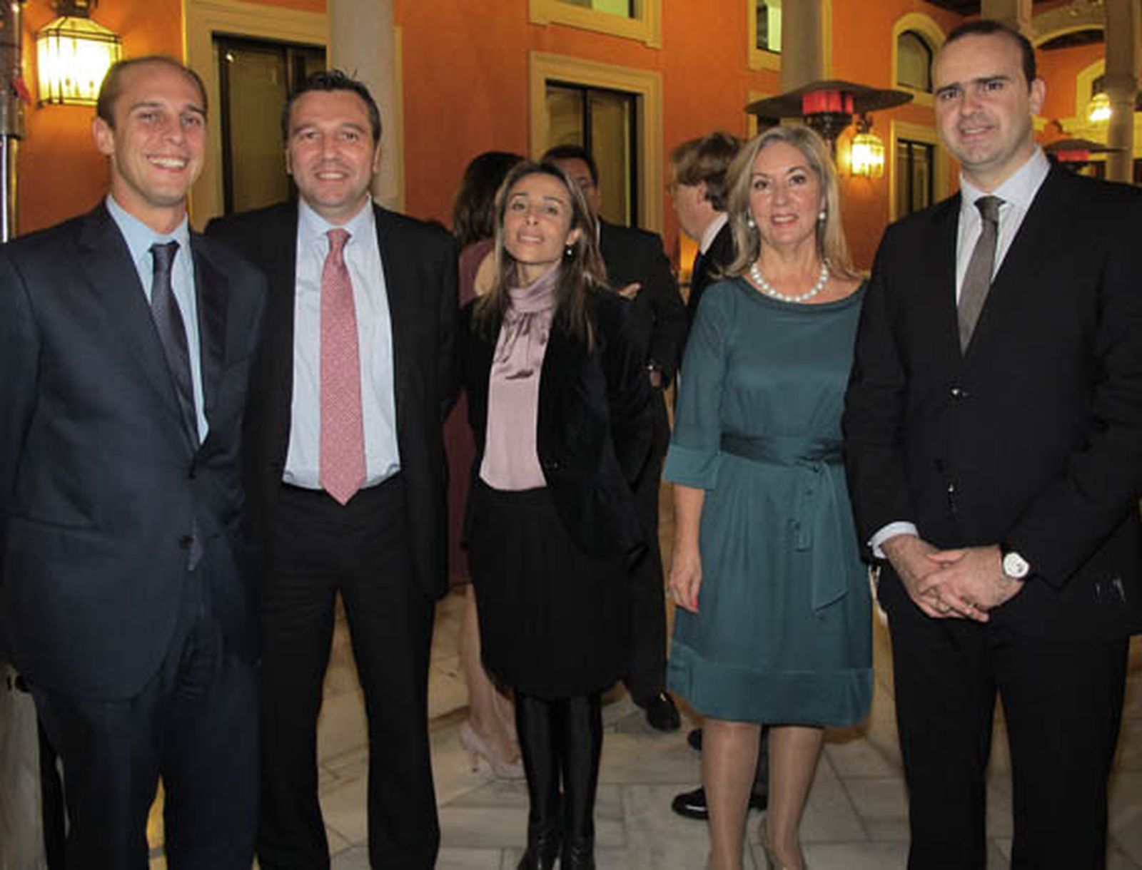 Alejandro Cueto (Grupo Joly) con Javier Blanco, Inmaculada Jiménez, María Gómez Galván y Victor Ortega, directivos de Cajasol Banca Cívica.

Foto: Victoria Ramírez