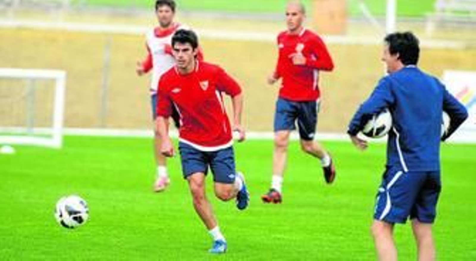 Emery sigue las evoluciones de un partidillo, con Perotti en primer plano y Coke y Javi Hervás detrás.