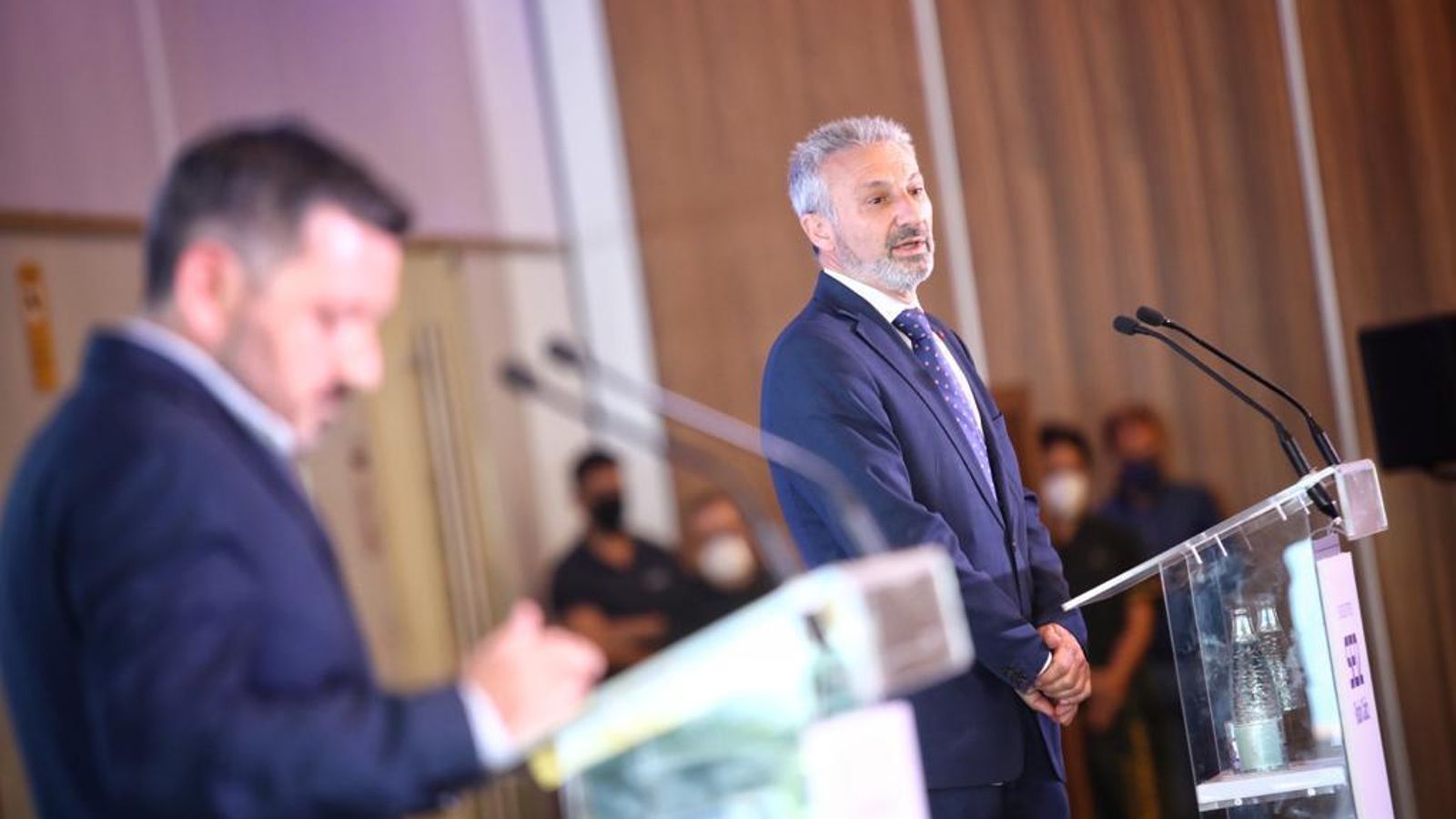 El presidente de Puertos del Estado, Francisco Toledo, a la derecha, junto al moderador de la jornada, el periodista Pedro Espinosa