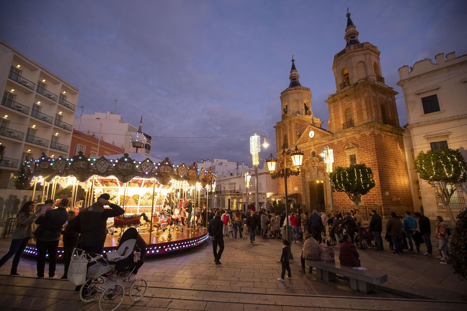 Papá Noel y un belén viviente ambientan San Fernando