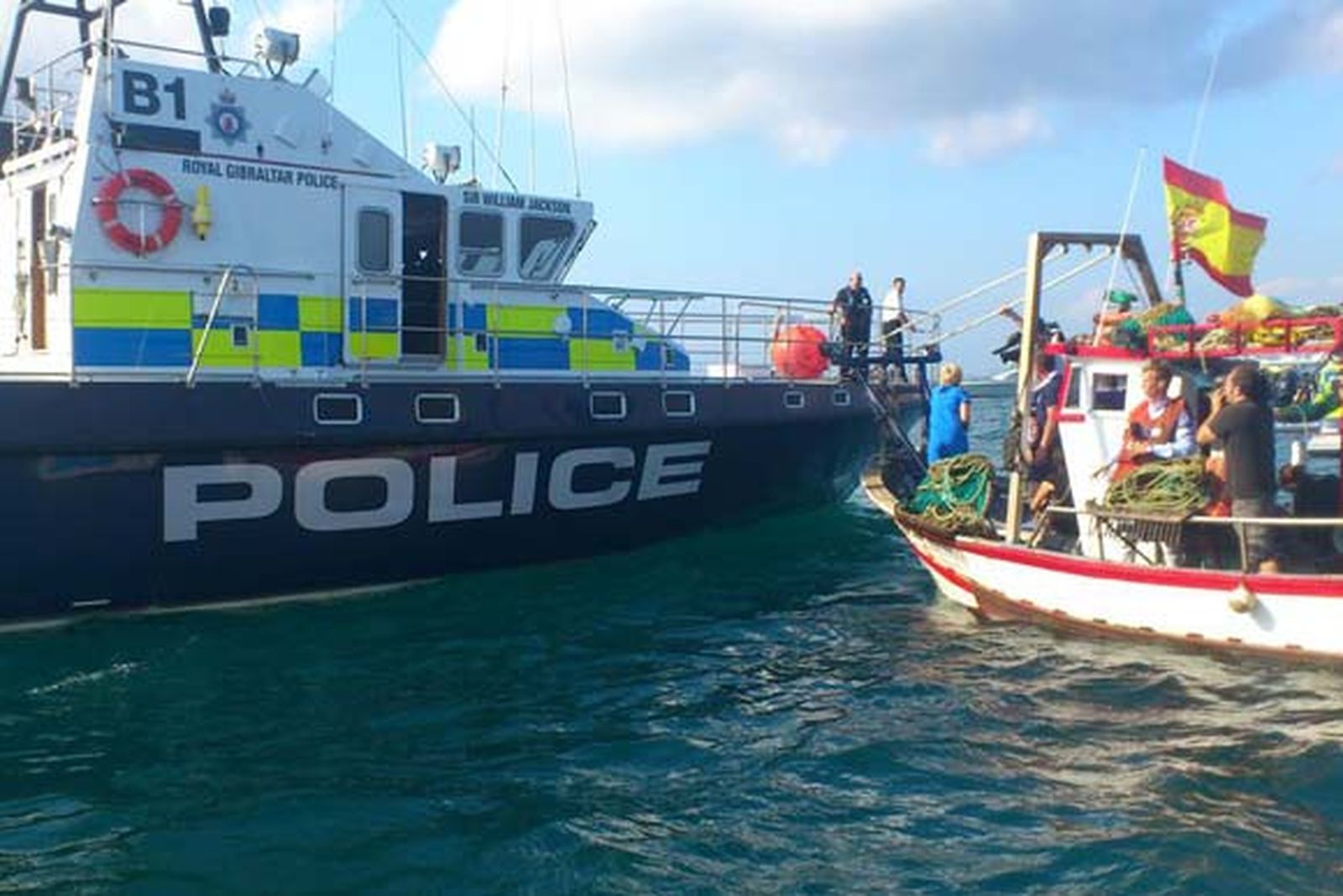 Los pescadores reclaman el caladero anexo al Peñón en una tensa protesta