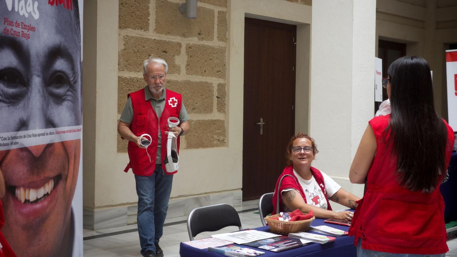 Gran acogida de la IV Feria de Empleo de Cruz Roja