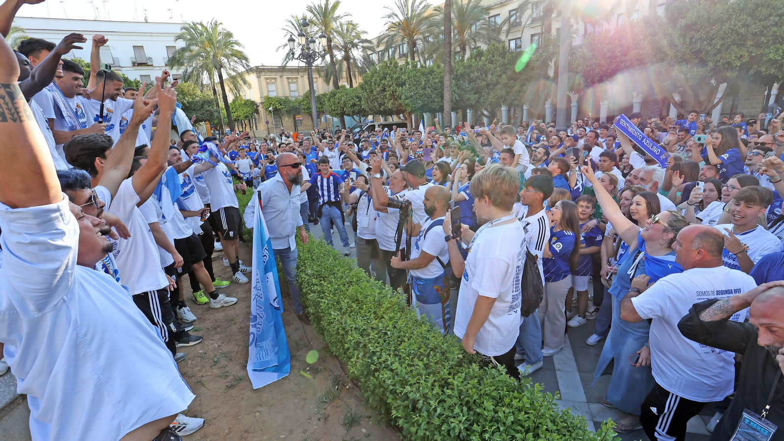 Baño de masas del Xerez CD en Jerez por su ascenso