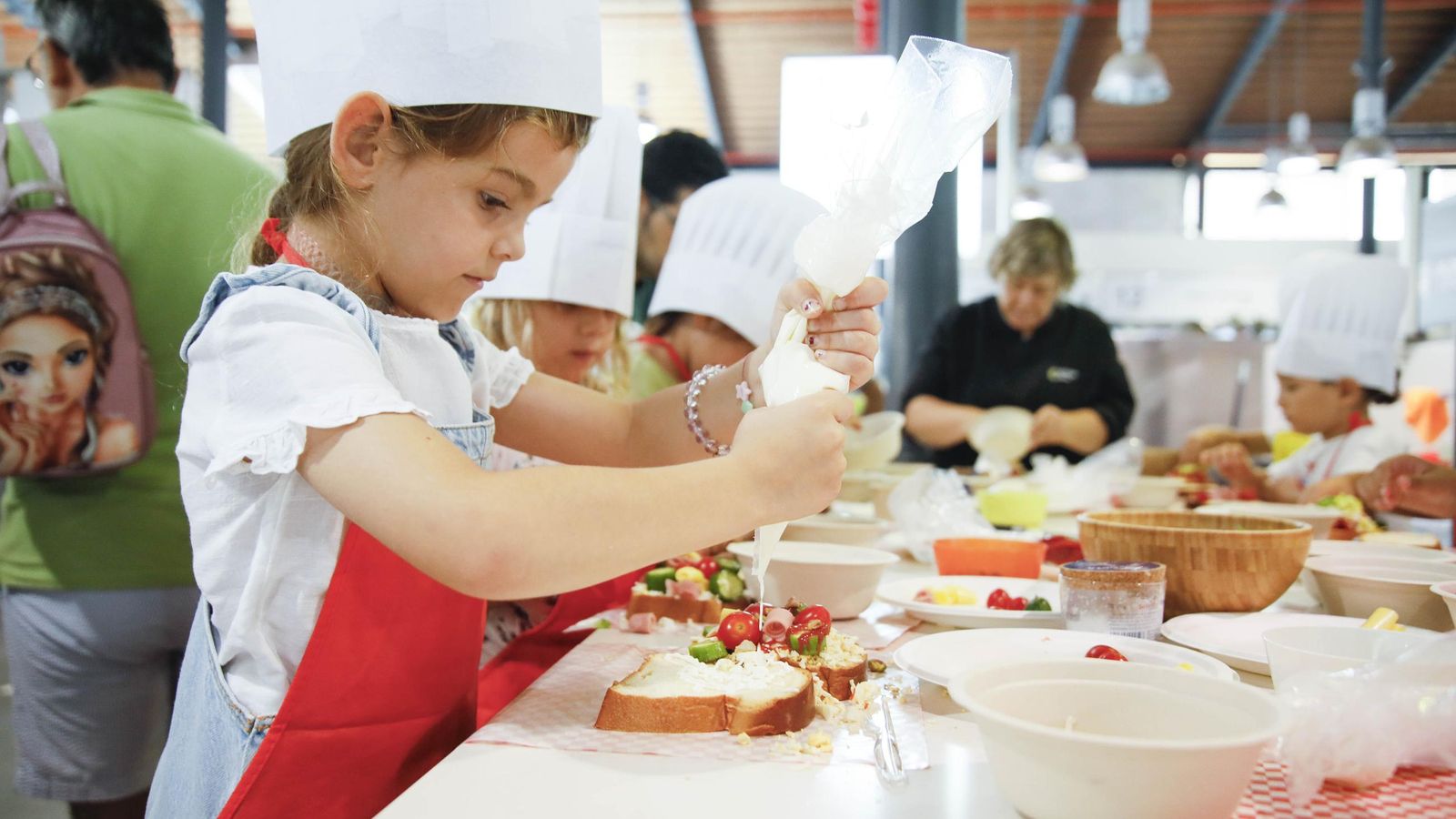 Las imágenes del taller infantil de cocina en el mercado de Almería