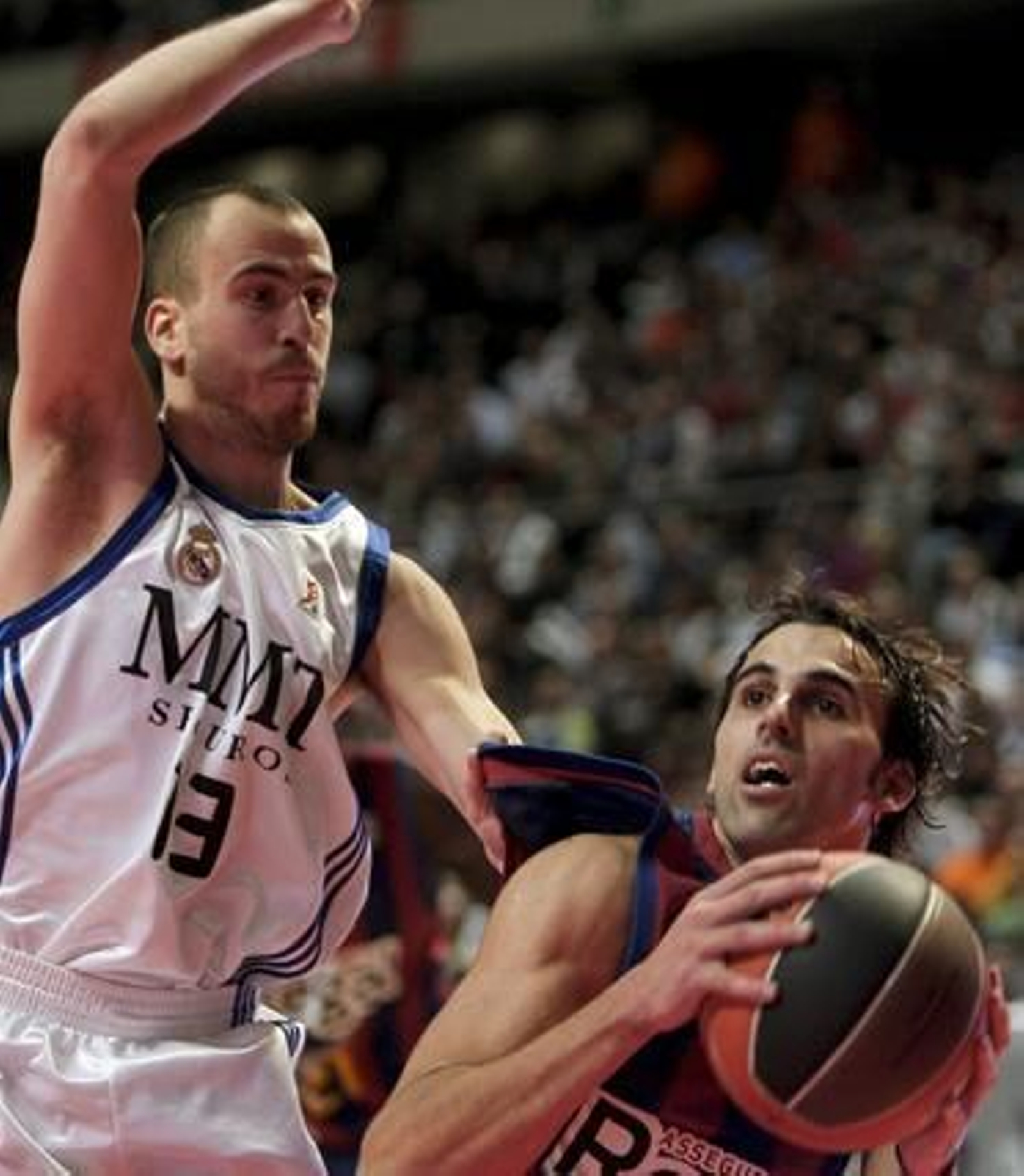 El Barcelona vence en la final de la Copa del Rey ante el Real Madrid por segundo año consecutivo  (68-60). / EFE