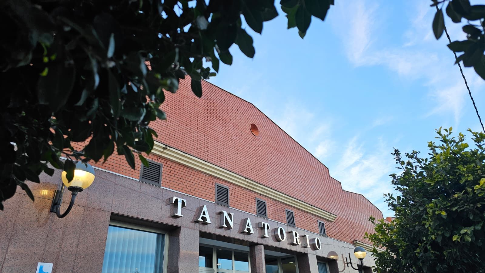 La fachada del tanatorio de Los Pinos, en Algeciras.