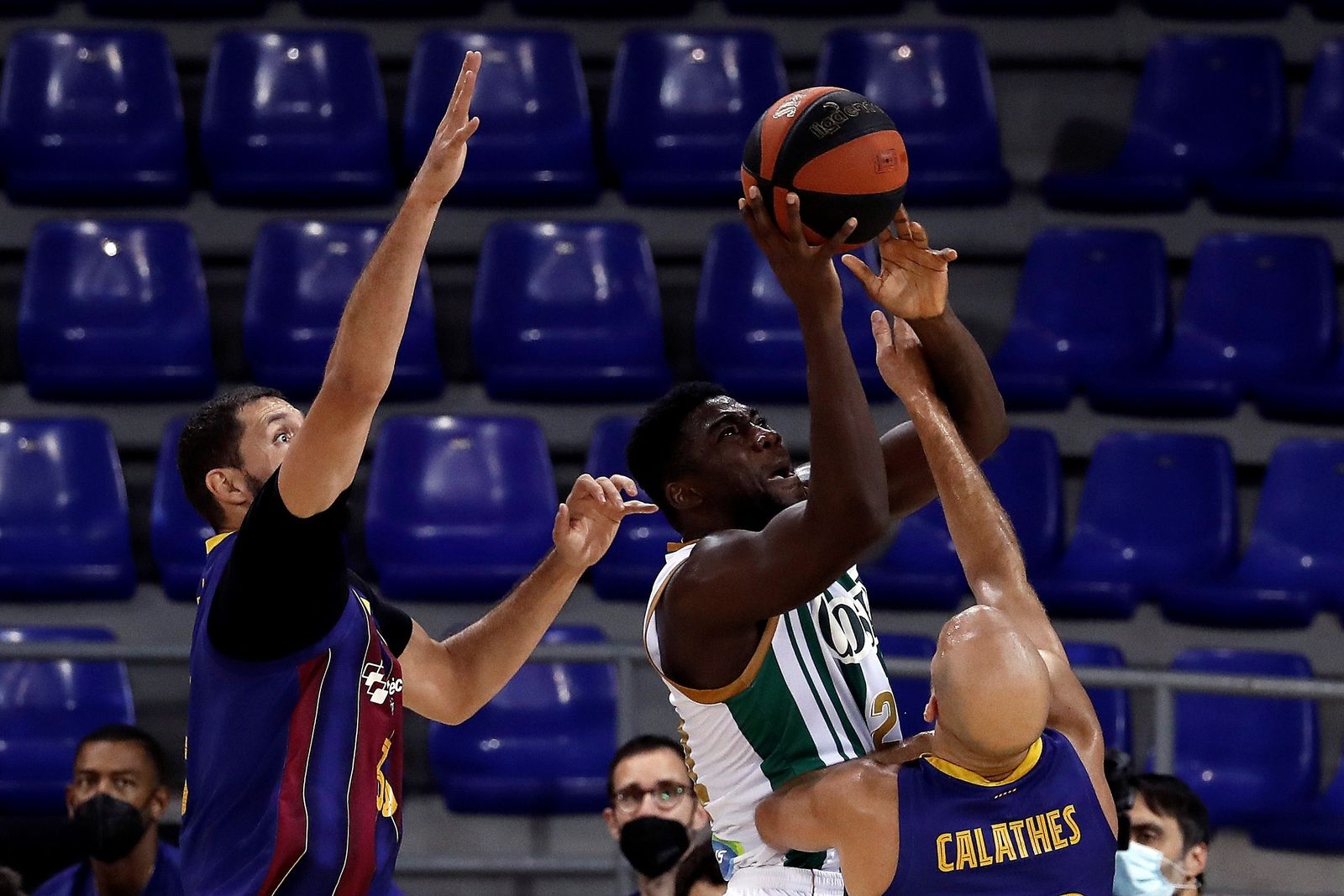 Ouattara trata de lanzar ante la defensa de Calathes y Mirotic.