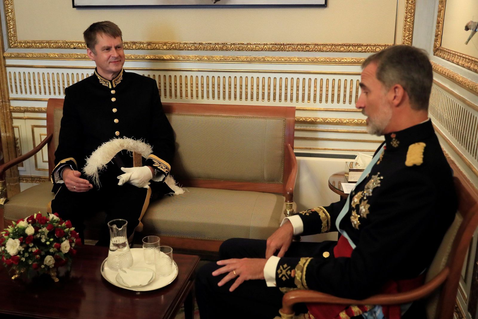 El embajador británico conversa con el Rey de España.