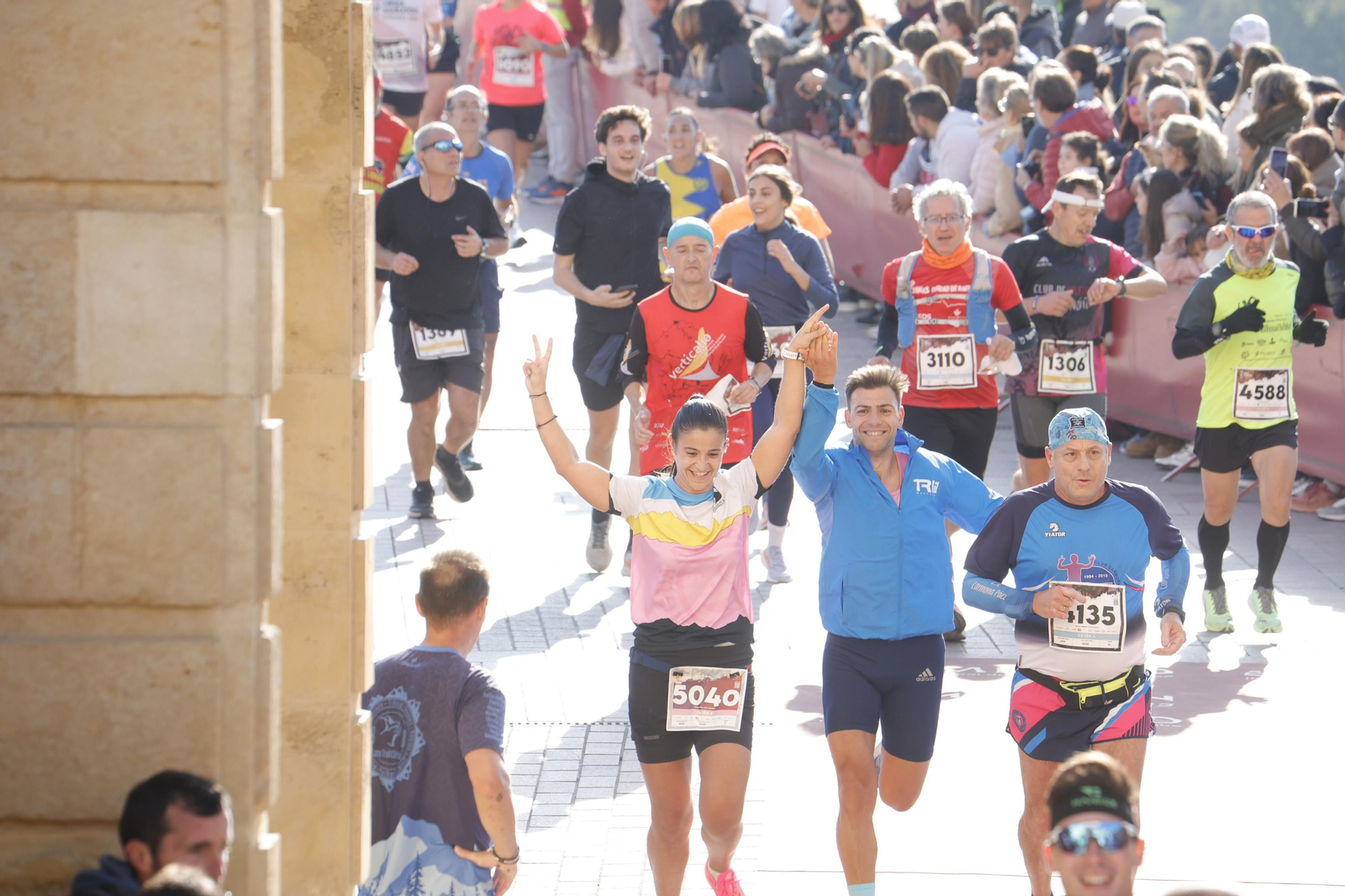 Media Maratón de Córdoba 2023: La gloria de cruzar la Puerta del Puente, en imágenes